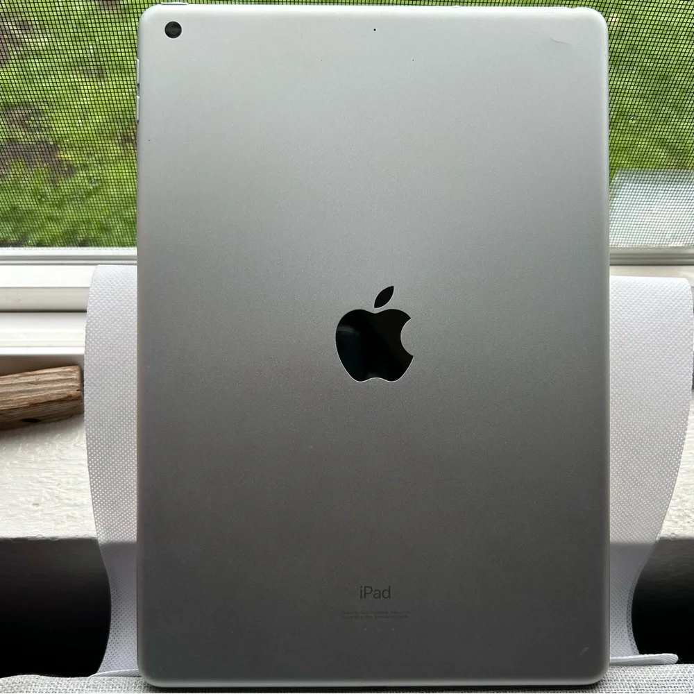 Apple iPad 8th Gen 10.2” 128GB Space Gray Wi-Fi A2270 Excellent Condition